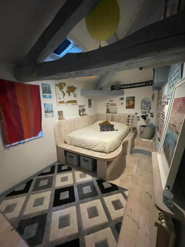 une chambre avec un lit au milieu d'une pièce dans l'établissement Maison Atypique dans le Gers avec activités, à Pavie