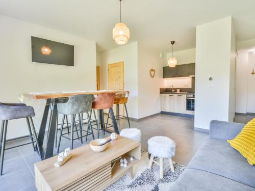 un salon avec un canapé et une table dans l'établissement Appartement neuf à Morzine, 6 pers, terrasse, parking - FR-1-684-68, à Morzine