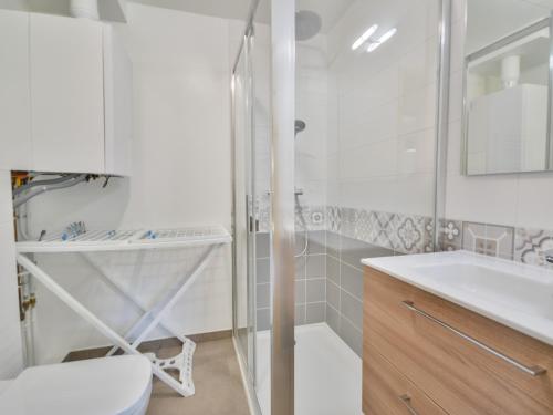 une salle de bain avec une douche, des toilettes et un lavabo dans l'établissement Appartement neuf à Morzine, 6 pers, terrasse, parking - FR-1-684-68, à Morzine