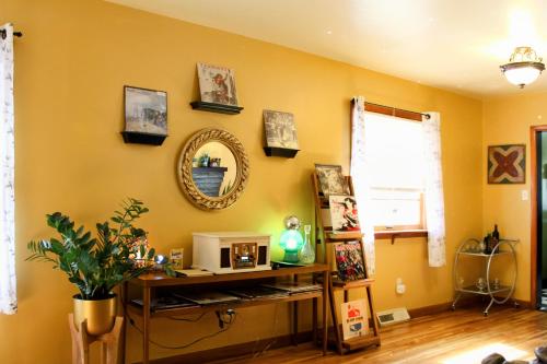 a room with a desk and a mirror on the wall at The Flower Pot in Lexington