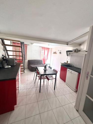 un salon avec une table et une cuisine dans l'établissement Centre-ville Avignon - Duplex - Terrasse privée, à Avignon