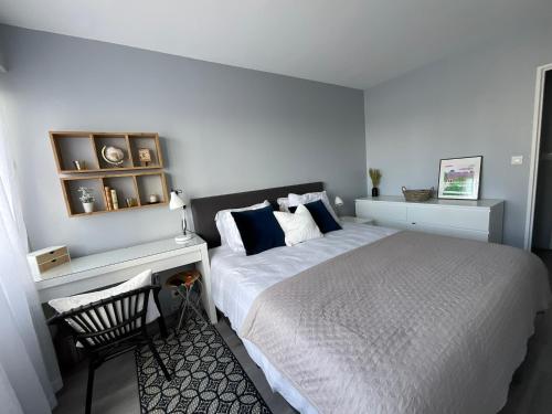 une chambre avec un lit blanc et un bureau dans l'établissement Chic Parisian Sacre Coeur views, à Paris