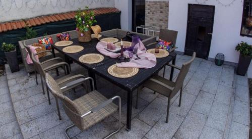 a black table with chairs and a table with a table at Florian's Haus in Cisnadioara