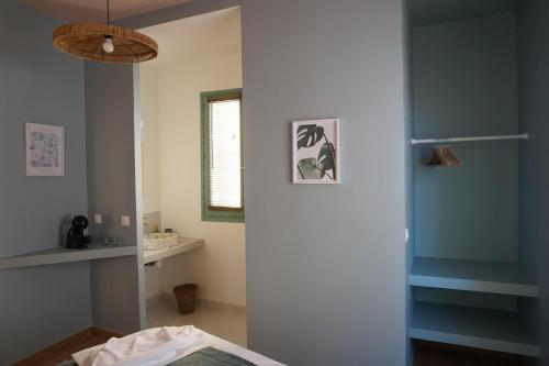 a bedroom with blue walls and a bed and a window at Casaïa - La surfeuse - Chambre avec salle de bain privée in Hyères