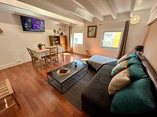 un salon avec un canapé et une table dans l'établissement La Terrasse de Bernadette, à Lourdes