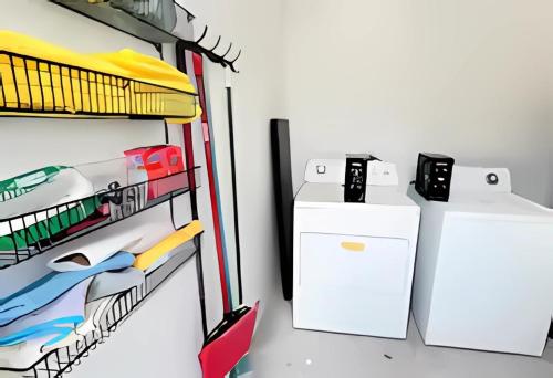 a refrigerator and a washing machine in a room at Cozy Private Room, near the Airport - Free parking - 01 in Miami