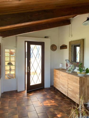 Cette chambre dispose d'une porte et de carrelage. dans l'établissement Havre de paix proche de la plage classé 2 étoiles, à Vic-la-Gardiole