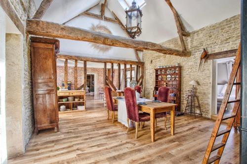 une salle à manger avec une table et des chaises dans l'établissement Villa 1880 & Belle demeure - Centre ville, Jardin Botanique, à Cabourg