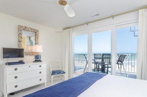 Postel nebo postele na pokoji v ubytování Carolina Surf by Bryant Real Estate
