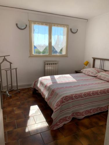une chambre avec un lit et une fenêtre dans l'établissement Havre de paix proche de la plage classé 2 étoiles, à Vic-la-Gardiole