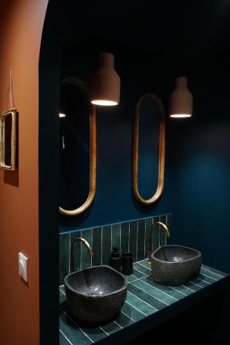 deux lavabos dans une salle de bain avec deux miroirs dans l'établissement Casaïa - Essaouira - Chambre avec salle de bain privée, à Hyères