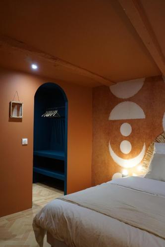 - une chambre avec un lit et un mur orange dans l'établissement Casaïa - Essaouira - Chambre avec salle de bain privée, à Hyères