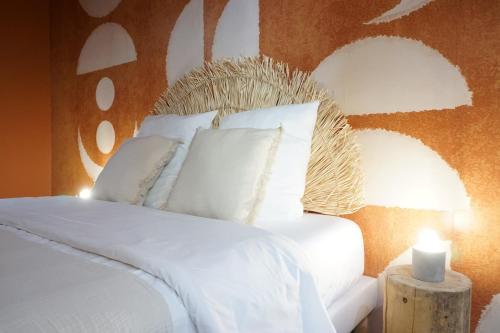 イエールにあるCasaïa - Essaouira - Chambre avec salle de bain privéeのベッドルーム1室(白い枕とキャンドル付きのベッド1台付)