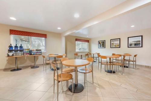 een restaurant met tafels en stoelen in een kamer bij Best Western Aladdin Inn in Kelso