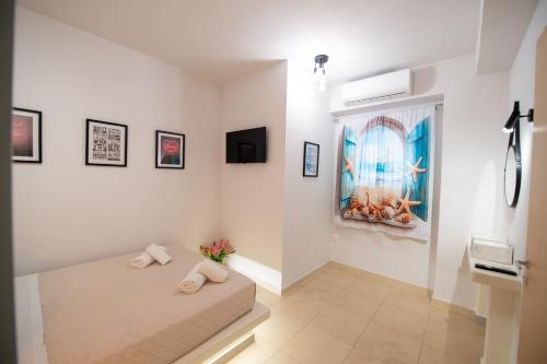 una stanza con un letto con due asciugamani sopra di GRAND HAYAT VILLA Santorini a Mesariá