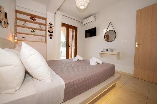 Letto o letti in una camera di GRAND HAYAT VILLA Santorini