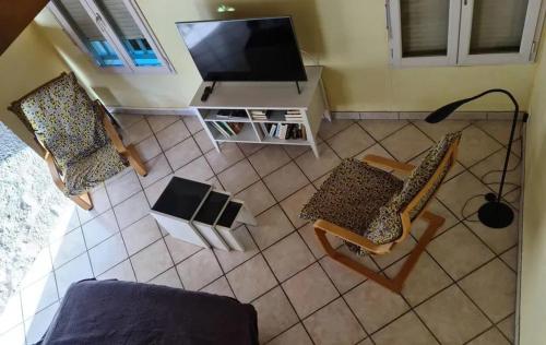 TV a/nebo společenská místnost v ubytování Maison familiale à Faycelles avec terrasse