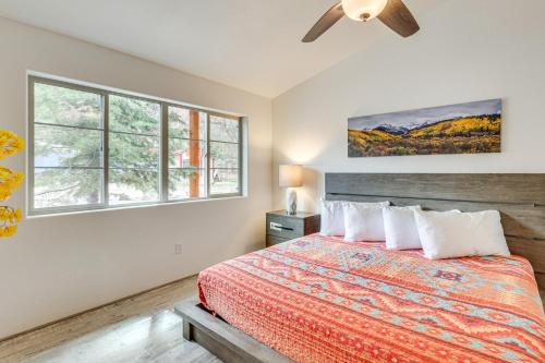 乌雷On-Site River Access Mtn-View Ouray Oasis!的带床和窗户的卧室
