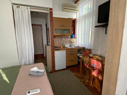 Η κουζίνα ή μικρή κουζίνα στο room 10 m from the sea
