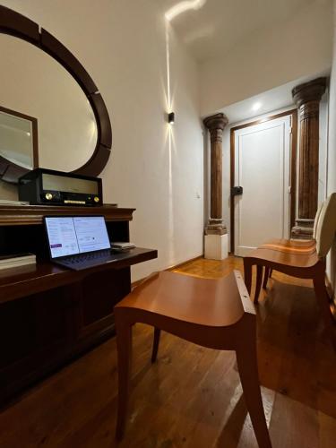 Appartement Ombragé 44m2 Riviera Palace Belle-Epoque, Restomod et Literie Prestige