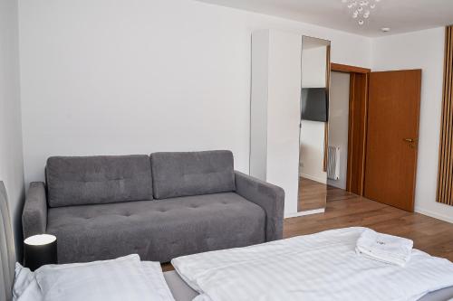 Ένα ή περισσότερα κρεβάτια σε δωμάτιο στο Héli apartman