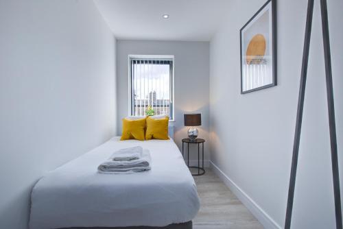 Hybrid Resi - Uxbridge with onsite car parking, near London Heathrow Airportにあるベッド