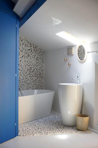 une salle de bain avec une baignoire, des toilettes et un lavabo dans l'établissement Casaïa - Santorin - Chambre avec salle de bain privée, à Hyères