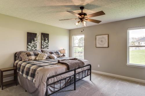 una camera da letto con un letto e un ventilatore a soffitto di Deck and Outdoor Dining Family Getaway in Dry Ridge a Dry Ridge