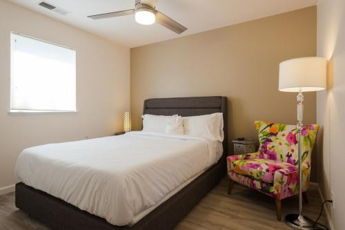 ソノマにあるThe Sonoma Grape Escape 4 BD and 2,5BA Wineries Nearbyのベッドルーム(ベッド1台、ランプ、椅子付)
