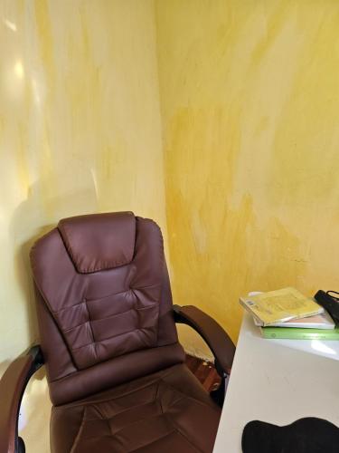 a brown office chair sitting next to a desk at Casa in Ciudad de la Costa