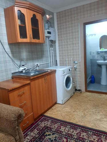een keuken met een wasmachine en een spoelbak bij Shiraz in Agarak