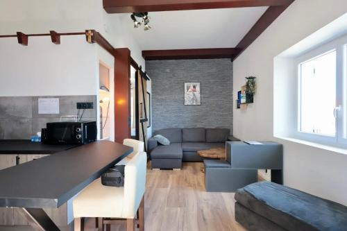 un salon avec une table et un canapé dans l'établissement L'Atelier - Apt 2 Prs vue Mer - Clim - parking, à Vallauris