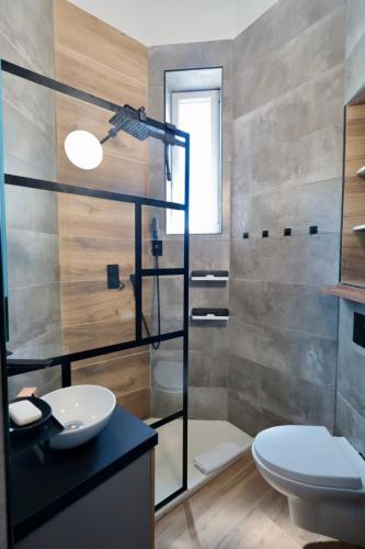 une salle de bain avec toilettes et lavabo dans l'établissement L'Atelier - Apt 2 Prs vue Mer - Clim - parking, à Vallauris