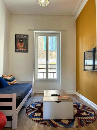 une chambre avec un lit, une table et une fenêtre dans l'établissement Charming Flat in Nice Villa, à Nice