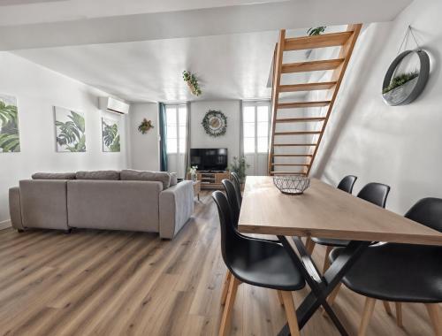 un salon avec une table et un canapé dans l'établissement Maison de ville Spacieuse Proche du Centre, à Nevers
