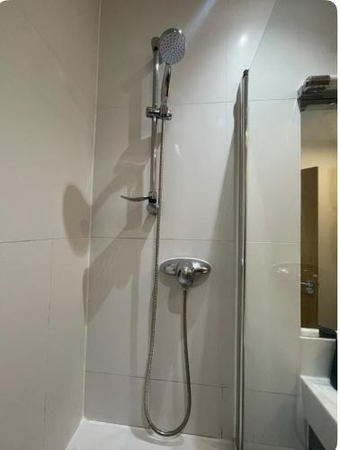 a shower with a shower head in a bathroom at Oxford CityCenterTrainStation two bedroomApartment in Oxford