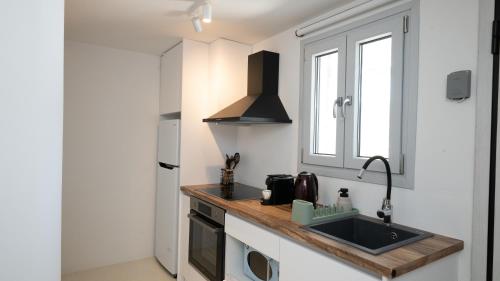 Η κουζίνα ή μικρή κουζίνα στο Cavo Blue Villas