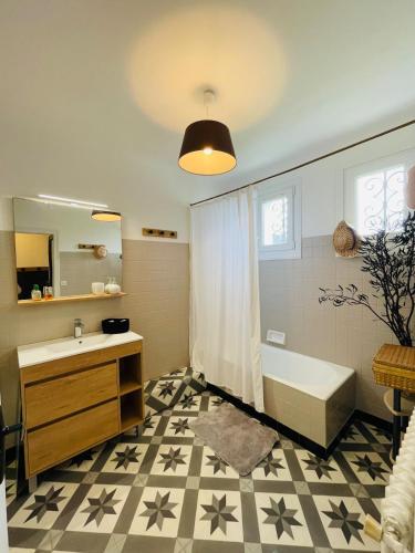 une salle de bain avec une baignoire et un lavabo et une baignoire dans l'établissement La Grande Plage, tout proche des plages, 5 personnes, à Plestin-les-Grèves