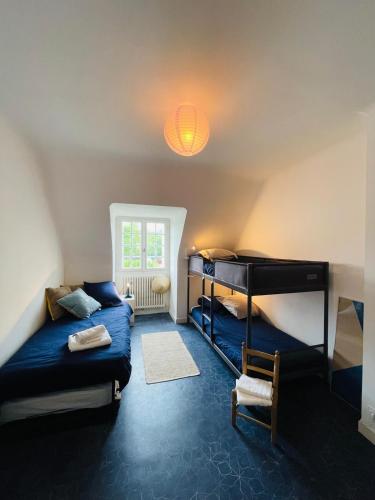 une chambre avec deux lits superposés et une fenêtre dans l'établissement La Grande Plage, tout proche des plages, 5 personnes, à Plestin-les-Grèves