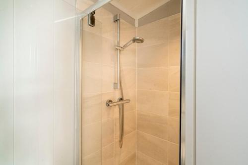 una doccia con una porta in vetro in un bagno di Silverdale Lodge, HotTub, Wi-FI, Quiet & Sleeps 4 a Warton