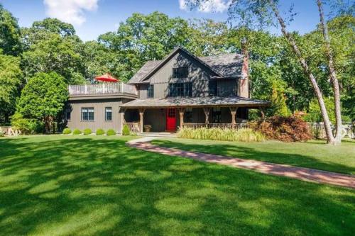 Gambar di galeri bagi Historic Home with Pool in Westhampton di Westhampton