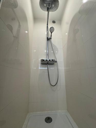 une douche avec pommeau de douche dans une salle de bain dans l'établissement Les Calanques d'Or - Apt Standing 4 Prs - Park - Clim, à Antibes