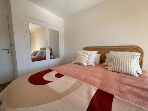 une chambre avec un grand lit avec deux oreillers dans l'établissement Les Calanques d'Or - Apt Standing 4 Prs - Park - Clim, à Antibes