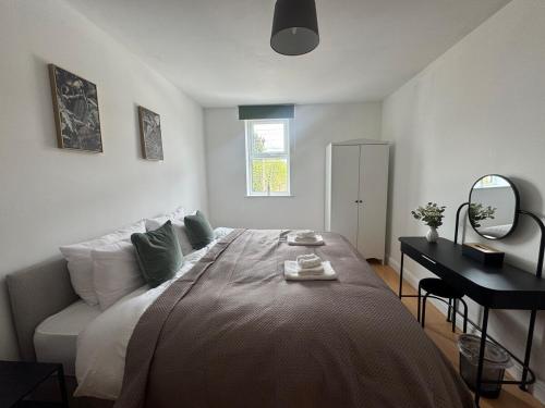 Ένα ή περισσότερα κρεβάτια σε δωμάτιο στο 2 bed - 2 bath, gated parking, M62 J27