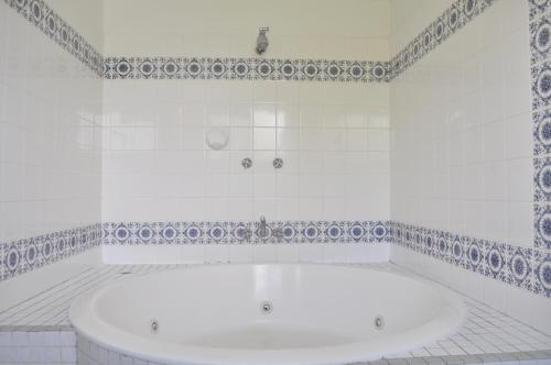 Een badkamer bij Alexandra Park Motor Inn