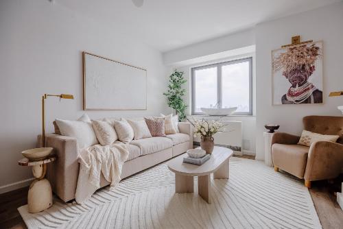 Ruang duduk di Beautiful NYC Skyline Aparthotel for 6