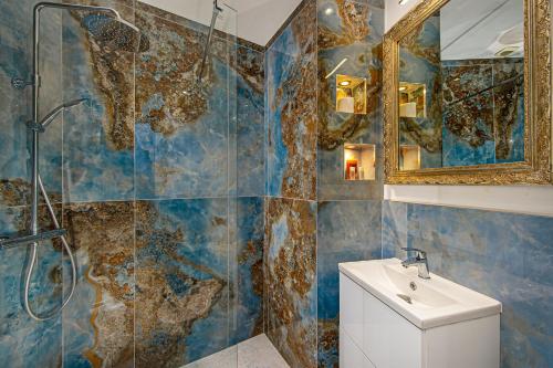 une salle de bain avec toilettes, lavabo et miroir dans l'établissement Le Borniol, splendid 3 bedrooms Appt, Cannes Center, à Cannes