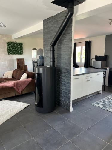 - une cuisine et un salon avec une cuisinière dans l'établissement Maison Salignac 9 personnes, à Salignac Eyvigues