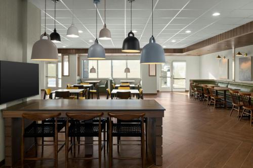 a large dining room with tables and chairs at Fairfield by Marriott Inn & Suites Kokomo in Kokomo