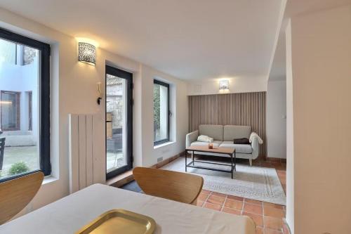 un salon avec un canapé et une table dans l'établissement Superbe maison de vacances-Antibes, à Antibes